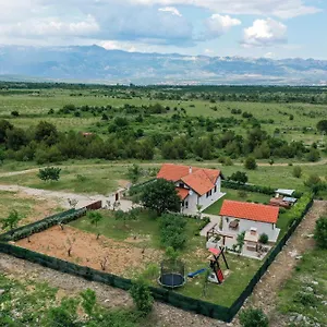 Ferienhaus Ena With Pool & Jacuzzi, Donji Kasic